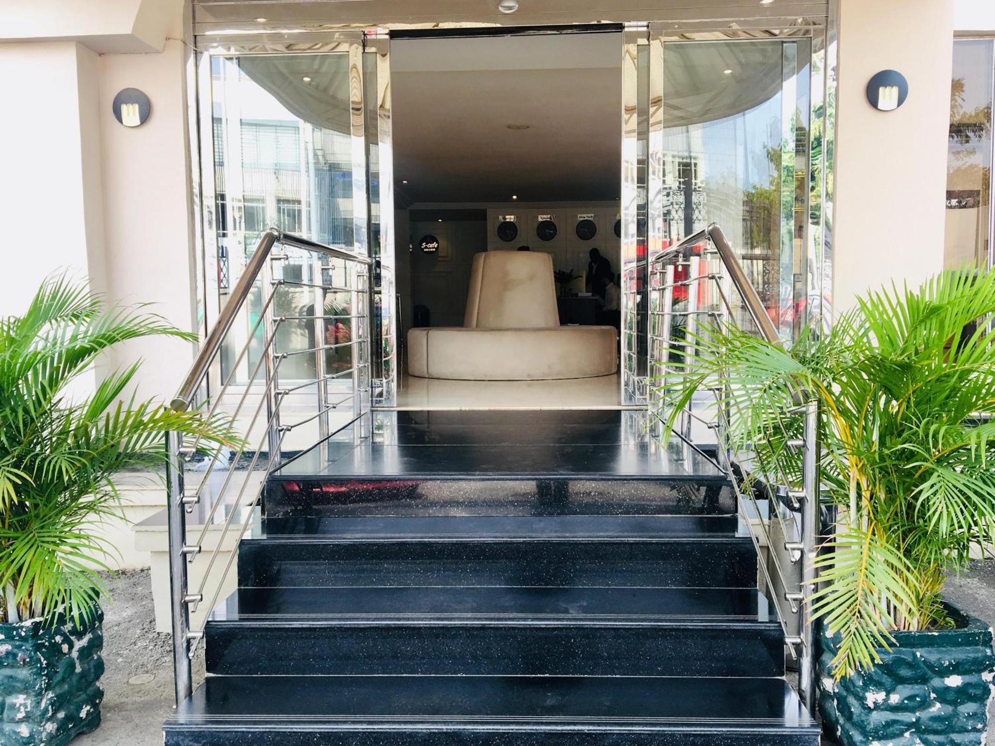 אבוג'ה Summerset Continental Hotel Maitama By T E L E Hospitality מראה חיצוני תמונה